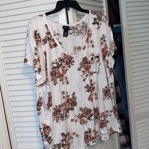 Cute floral tee size 4 from torrid